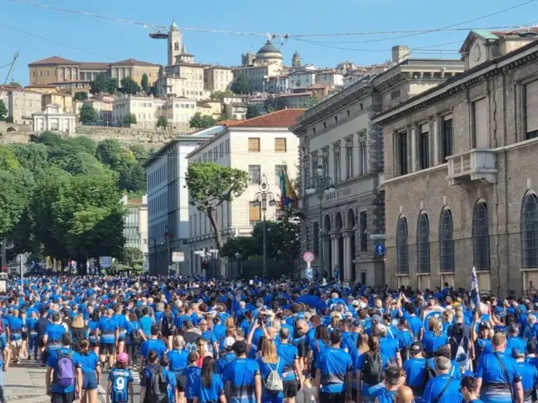 Nerazzurra Walk, over 12 thousand fans invade the Sentierone - Photos and videos