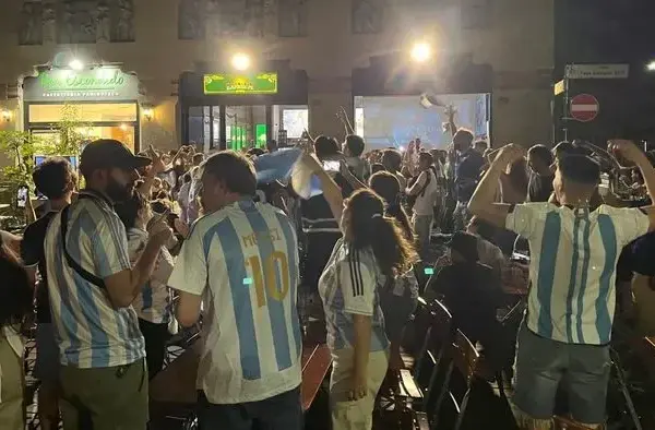 World Cup: the celebration of the Albiceleste fans in Bergamo