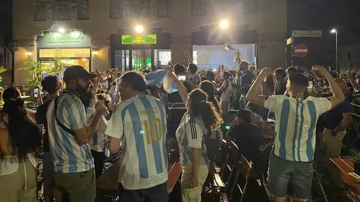 World Cup: the celebration of the Albiceleste fans in Bergamo