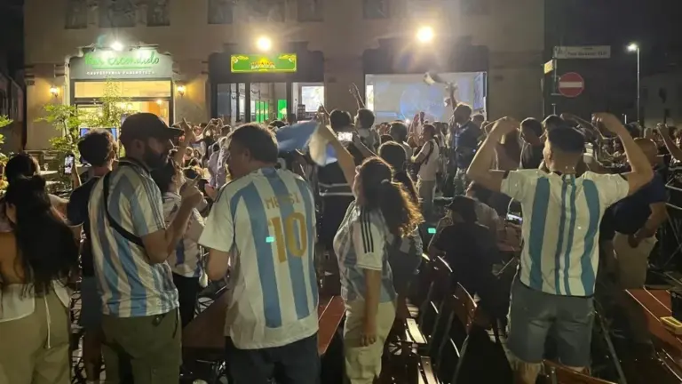 World Cup: the celebration of the Albiceleste fans in Bergamo